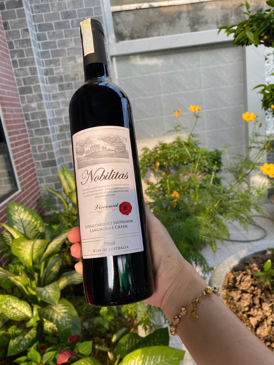 Mua rượu vang Úc chính hãng Nobilitas Viscount Shiraz Cabernet cao cấp, vị đậm đà, hậu vị dài, thích hợp tiệc sang trọng.
