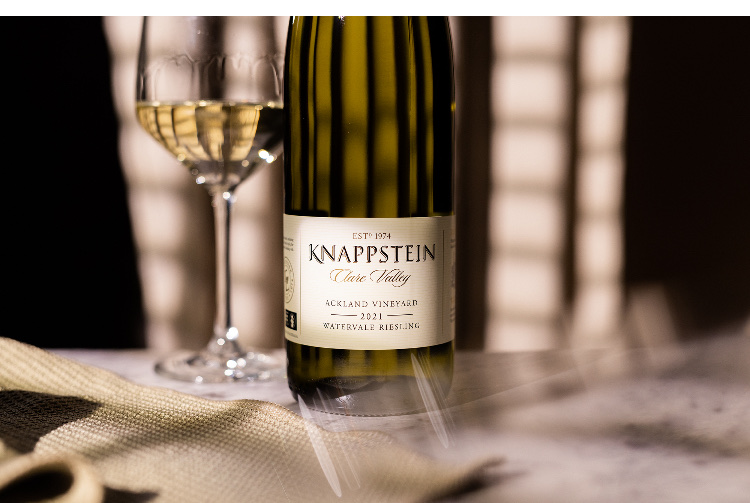 Riesling Úc nổi tiếng với hương chanh tươi, độ chua sống động và phong cách thanh lịch. Khám phá lý do dòng vang này được giới sành vang yêu thích.