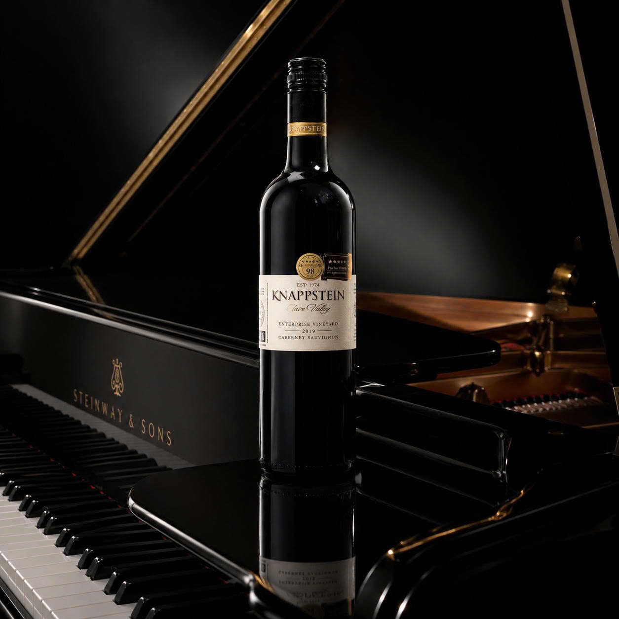 Decant rượu vang là gì? Tìm hiểu khi nào cần dùng decanter, lợi ích của decant và cách thực hiện đúng để thưởng thức rượu vang ngon hơn.